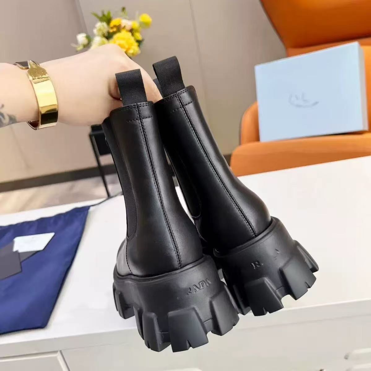 Gear-Sole Cowhide Elastic Platform Chelsea Boots